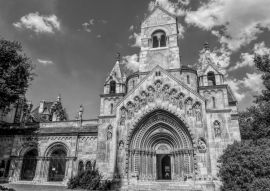 Lais Puzzle - Alte mittelalterliche gotische Kapelle im sonnigen Varosliget-Park, Budapest, Ungarn in schwarz weiß - 500, 1.000 & 2.000 Teile