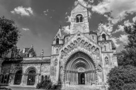 Lais Puzzle - Alte mittelalterliche gotische Kapelle im sonnigen Varosliget-Park, Budapest, Ungarn in schwarz weiß - 2.000 Teile