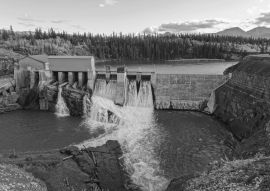 Lais Puzzle - Horseshoe Falls Damm am Bow River, Rocky Mountains Vorgebirge westlich von Calgary. Das massive Betonbauwerk war die erste größere Wasserkraftanlage in Alberta, Kanada in schwarz weiß - 500, 1.000 & 2.000 Teile