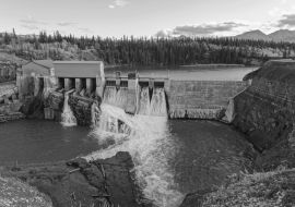 Lais Puzzle - Horseshoe Falls Damm am Bow River, Rocky Mountains Vorgebirge westlich von Calgary. Das massive Betonbauwerk war die erste größere Wasserkraftanlage in Alberta, Kanada in schwarz weiß - 1.000 Teile