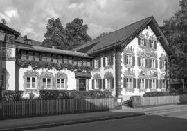 Lais Puzzle - Oberammergau, Deutschland: Hänsel und Gretel-Haus in schwarz weiß - 1.000 Teile