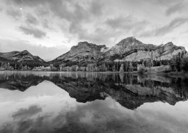 Lais Puzzle - Kanadische Rocky Mountains mit Mondspiegelung auf dem Wedge Lake am Morgen in Kananaskis Country in schwarz weiß - 500, 1.000 & 2.000 Teile