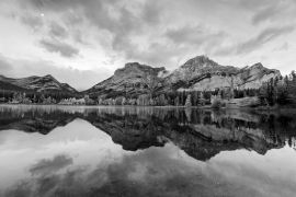 Lais Puzzle - Kanadische Rocky Mountains mit Mondspiegelung auf dem Wedge Lake am Morgen in Kananaskis Country in schwarz weiß - 2.000 Teile