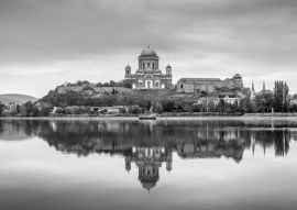 Lais Puzzle - Esztergom, Ungarn - Schöner Herbstmorgen mit der Basilika der Heiligen Jungfrau Maria in Esztergom an der Donau in schwarz weiß - 500, 1.000 & 2.000 Teile