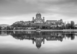 Lais Puzzle - Esztergom, Ungarn - Schöner Herbstmorgen mit der Basilika der Heiligen Jungfrau Maria in Esztergom an der Donau in schwarz weiß - 1.000 Teile