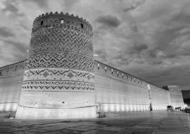 Lais Puzzle - Wunderschöne Abendansicht der Karim-Khan-Zitadelle, Shiraz, Iran in schwarz weiß - 1.000 Teile