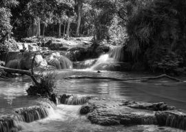 Lais Puzzle - Türkisfarbenes Wasser des Kuang Si-Wasserfalls, Luang Prabang, Laos. Tropischer Regenwald in schwarz weiß - 500, 1.000 & 2.000 Teile