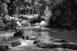 Lais Puzzle - Türkisfarbenes Wasser des Kuang Si-Wasserfalls, Luang Prabang, Laos. Tropischer Regenwald in schwarz weiß - 2.000 Teile