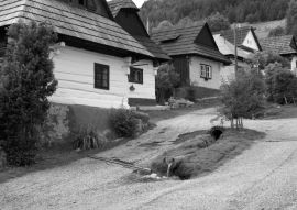 Lais Puzzle - Das Dorf Vlkolinec - berühmtes UNESCO-Erbe in der Slowakei in schwarz weiß - 500, 1.000 & 2.000 Teile