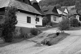 Lais Puzzle - Das Dorf Vlkolinec - berühmtes UNESCO-Erbe in der Slowakei in schwarz weiß - 2.000 Teile