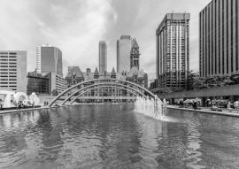 Lais Puzzle - Nachtansicht des Rathauses von Toronto (New City Hall) in Toronto, Ontario, Kanada in schwarz weiß - 500, 1.000 & 2.000 Teile