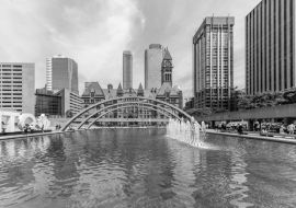 Lais Puzzle - Nachtansicht des Rathauses von Toronto (New City Hall) in Toronto, Ontario, Kanada in schwarz weiß - 1.000 Teile