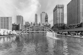 Lais Puzzle - Nachtansicht des Rathauses von Toronto (New City Hall) in Toronto, Ontario, Kanada in schwarz weiß - 2.000 Teile