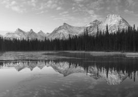 Lais Puzzle - Spektakuläre Aussicht auf Berge, Seen und Wanderwege in den kanadischen Rockies im Banff National Park in Alberta, Kanada in schwarz weiß - 500 & 1.000 Teile