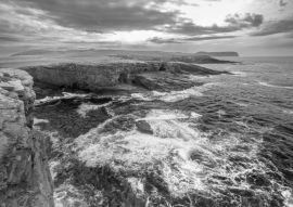 Lais Puzzle - Atemberaubende Yesnaby-Klippen und der Yesnaby Castle Sea Stack an der Westküste der Insel Mainland Orkney, Schottland in schwarz weiß - 500, 1.000 & 2.000 Teile