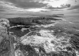 Lais Puzzle - Atemberaubende Yesnaby-Klippen und der Yesnaby Castle Sea Stack an der Westküste der Insel Mainland Orkney, Schottland in schwarz weiß - 1.000 Teile
