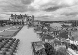 Lais Puzzle - Schloss Amboise, schönes französisches Kulturerbe, Panorama mit dem Fluss Loire im Frühling in schwarz weiß - 500, 1.000 & 2.000 Teile