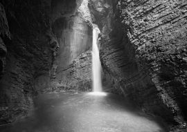 Lais Puzzle - Mystischer Blick auf das felsige Amphitheater mit einem grünen Becken und einem weißen Wasserstrahl. 15 Meter hoher Kozjak-Wasserfall (Slap Kozjak). Geschützter Naturschatz. Nationalpark Triglav, Slowenien in schwarz weiß - 500, 1.000 & 2...