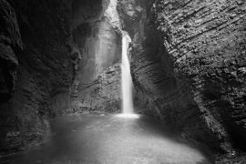 Lais Puzzle - Mystischer Blick auf das felsige Amphitheater mit einem grünen Becken und einem weißen Wasserstrahl. 15 Meter hoher Kozjak-Wasserfall (Slap Kozjak). Geschützter Naturschatz. Nationalpark Triglav, Slowenien in schwarz weiß - 2.000 Teile