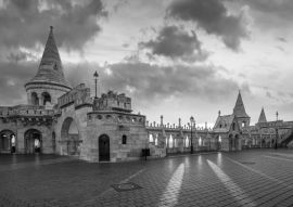 Lais Puzzle - Budapest, Ungarn - Schöner Herbst-Sonnenaufgang im Burgviertel und an der Fischerbastei mit warmem Sonnenlicht und orange-blauem Himmel und Wolken in schwarz weiß - 500, 1.000 & 2.000 Teile