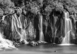 Lais Puzzle - Hraunfossar Wasserfall, Island in schwarz weiß - 500, 1.000 & 2.000 Teile