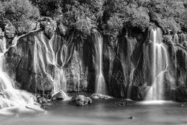 Lais Puzzle - Hraunfossar Wasserfall, Island in schwarz weiß - 2.000 Teile