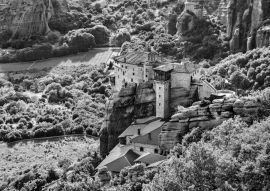 Lais Puzzle - Kloster von Roussanou in Meteora in Griechenland in schwarz weiß - 500, 1.000 & 2.000 Teile