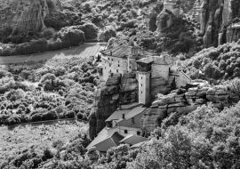 Lais Puzzle - Kloster von Roussanou in Meteora in Griechenland in schwarz weiß - 1.000 Teile