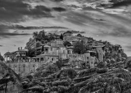 Lais Puzzle - Kloster von Varlaam und Kloster der Verklärung des Heilands in Meteora, Griechenland in schwarz weiß - 500, 1.000 & 2.000 Teile