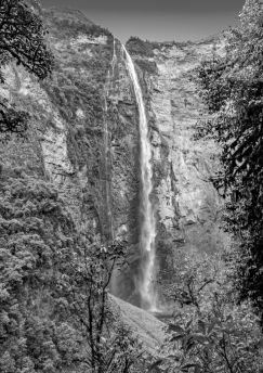 Lais Puzzle - Gocta höchster Wasserfall, Amazonas, Peru in schwarz weiß - 1.000 Teile