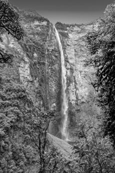 Lais Puzzle - Gocta höchster Wasserfall, Amazonas, Peru in schwarz weiß - 2.000 Teile