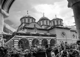 Lais Puzzle - Das Rila-Kloster, eines der wichtigsten touristischen Ziele und UNESCO-Stätte in Bulgarien in schwarz weiß - 500, 1.000 & 2.000 Teile