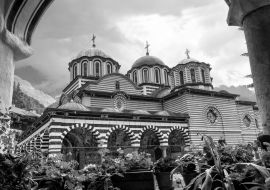 Lais Puzzle - Das Rila-Kloster, eines der wichtigsten touristischen Ziele und UNESCO-Stätte in Bulgarien in schwarz weiß - 1.000 Teile