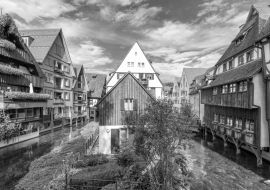 Lais Puzzle - Straßenansicht in der Altstadt von Ulm, Baden Württemberg, Deutschland in schwarz weiß - 1.000 Teile
