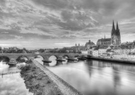 Lais Puzzle - Regensburger Brücke über die Donau in schwarz weiß - 1.000 Teile