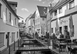 Lais Puzzle - Alte Straße mit Wasserkanal und Restaurant in Memmingen in schwarz weiß - 1.000 Teile