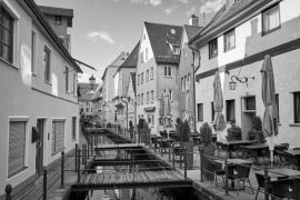 Lais Puzzle - Alte Straße mit Wasserkanal und Restaurant in Memmingen in schwarz weiß - 2.000 Teile