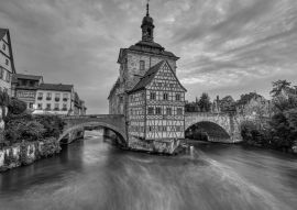 Lais Puzzle - Das historische Alte Rathaus von Bamberg in Bayern, Deutschland in der Morgendämmerung in schwarz weiß - 500, 1.000 & 2.000 Teile
