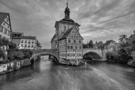 Lais Puzzle - Das historische Alte Rathaus von Bamberg in Bayern, Deutschland in der Morgendämmerung in schwarz weiß - 2.000 Teile