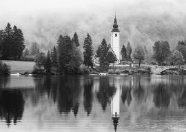 Lais Puzzle - Der Bohinjer See im Nationalpark Triglav, Slowenien in schwarz weiß - 500, 1.000 & 2.000 Teile