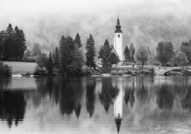 Lais Puzzle - Der Bohinjer See im Nationalpark Triglav, Slowenien in schwarz weiß - 1.000 Teile