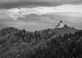 Lais Puzzle - Kirche St. Primoz in Slowenien in schwarz weiß - 500, 1.000 & 2.000 Teile
