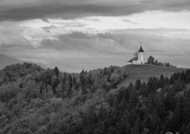 Lais Puzzle - Kirche St. Primoz in Slowenien in schwarz weiß - 1.000 Teile
