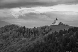 Lais Puzzle - Kirche St. Primoz in Slowenien in schwarz weiß - 2.000 Teile