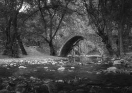 Lais Puzzle - Venezianische Brücke auf Zypern im Troodos-Gebirge. Schöne Herbstlandschaft mit Fluss, Bäumen und antiker Brücke. Mittelalterliche Architektur in schwarz weiß - 500, 1.000 & 2.000 Teile