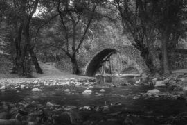 Lais Puzzle - Venezianische Brücke auf Zypern im Troodos-Gebirge. Schöne Herbstlandschaft mit Fluss, Bäumen und antiker Brücke. Mittelalterliche Architektur in schwarz weiß - 2.000 Teile