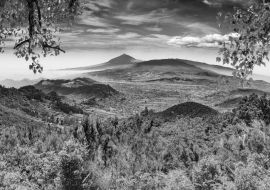 Lais Puzzle - Masca Tal.Kanarische Insel.Teneriffa.Spanien.Malerische Berglandschaft.Kaktus,Vegetation und Sonnenuntergang Panorama in Teneriffa in schwarz weiß - 1.000 Teile