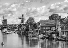 Lais Puzzle - Das Dorf Volendam in den Niederlanden. Eine Stadt mit einem nationalen niederländischen Kulturleben in schwarz weiß - 500, 1.000 & 2.000 Teile