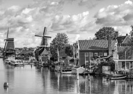 Lais Puzzle - Das Dorf Volendam in den Niederlanden. Eine Stadt mit einem nationalen niederländischen Kulturleben in schwarz weiß - 1.000 Teile