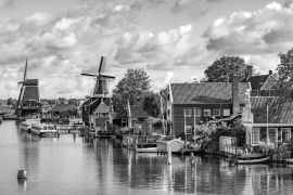 Lais Puzzle - Das Dorf Volendam in den Niederlanden. Eine Stadt mit einem nationalen niederländischen Kulturleben in schwarz weiß - 2.000 Teile